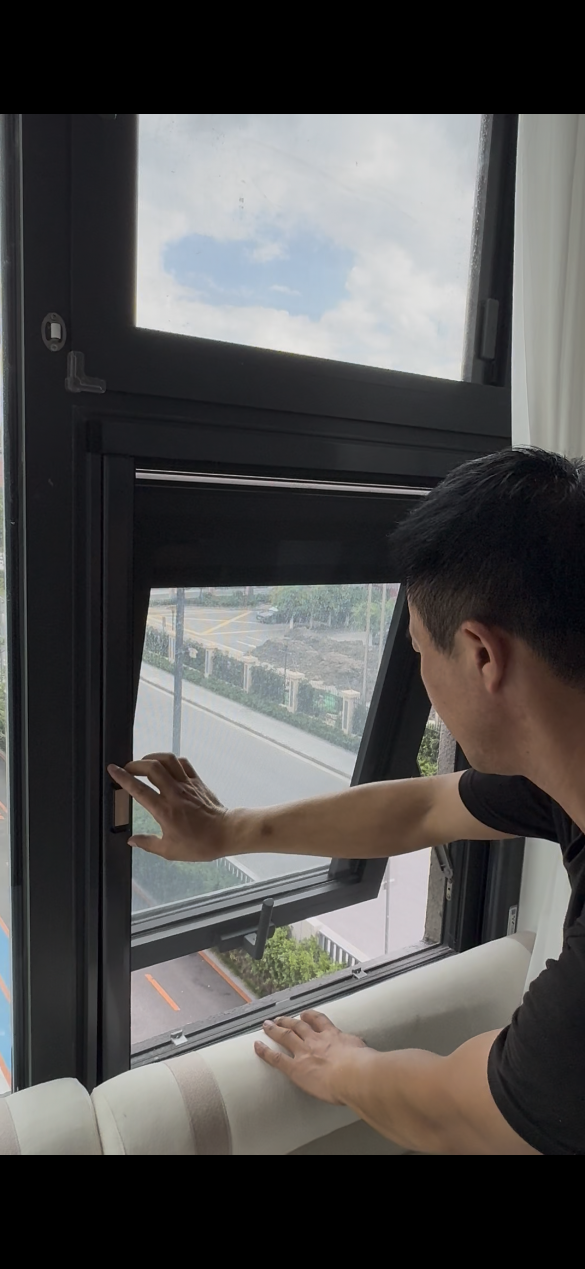 漂移窗與下懸窗上安裝FJ韋柏卷軸平網紗窗的優點